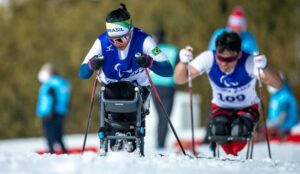 A brasileira Aline Rocha disputa nos Jogos de Inverno Paralímpico em 2026