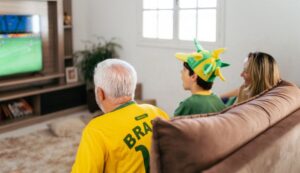 Família assistindo jogos da Copa 2026 pela TV