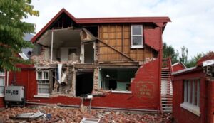 Casa destruída por terremoto na Nova Zelândia