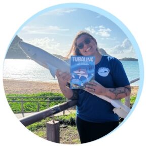 Mariana com o livro e Tubalina, uma personagem criada pelo aluno Diego Carvalho Mariana com o livro e Tubalina, uma personagem criada pelo aluno Diego Carvalho.