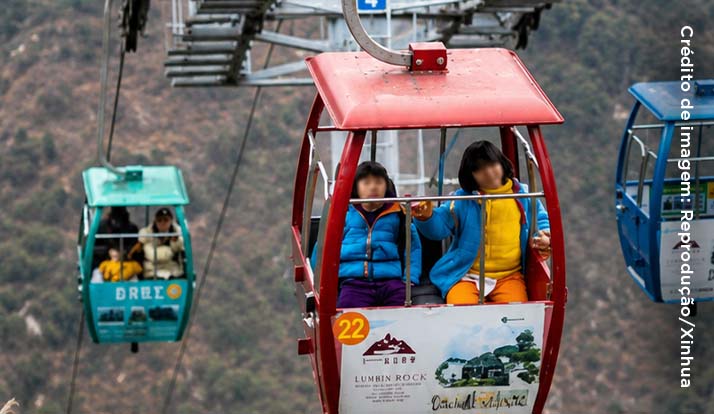 Elevador transforma trajeto até a escola na China