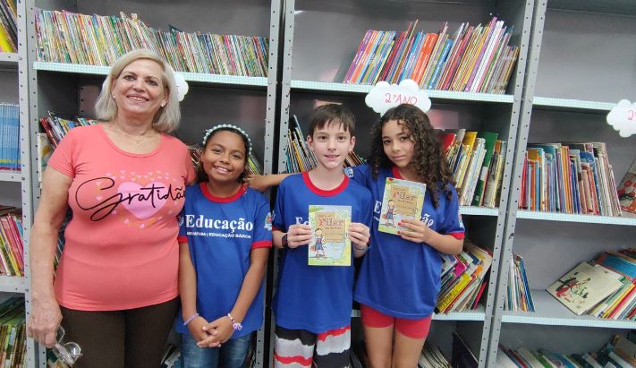 A professora Luci e os alunos Kemilly, Leandro e Maria Eduarda. A professora Luci e os alunos Kemilly, Leandro e Maria Eduarda.
