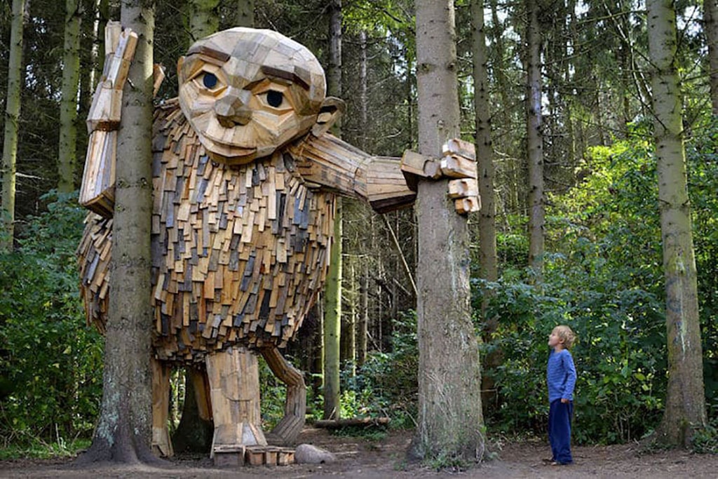 esculturas gigantes de madeira