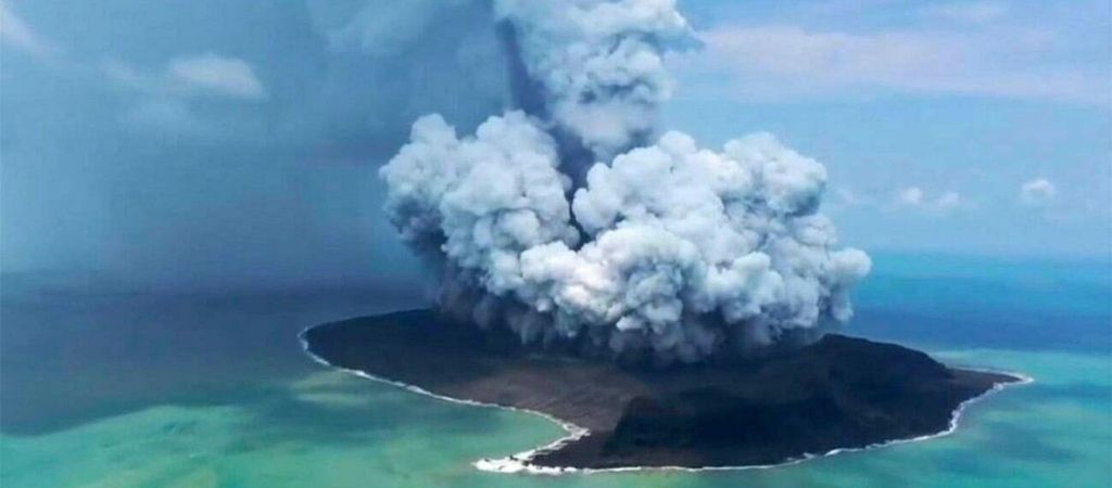 vulcão submarino em erupção em Tonga