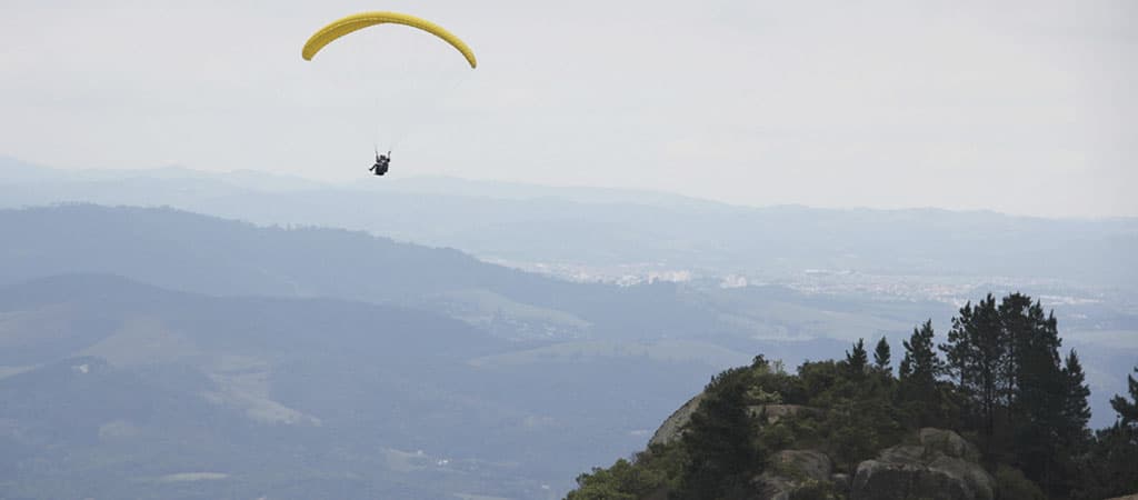 voo de paraglider na Serra Itapetinga
