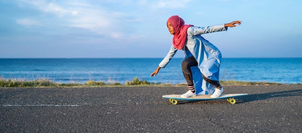 meninas do Irã são presas por andar de skate sem Hijab