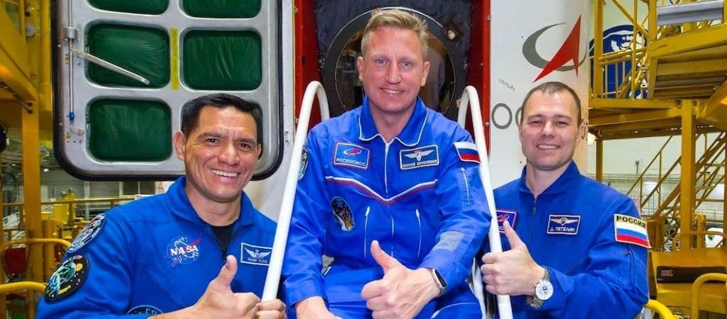 Russos e astronautas norte-americanos vão juntos na cápsula para a Estação Espacial Internacional (ISS).