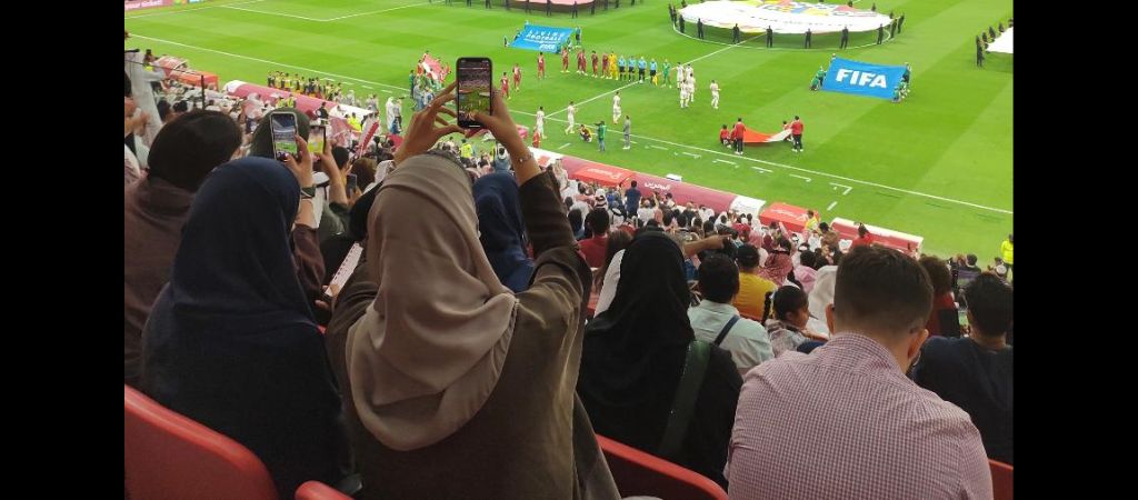 mulheres em estádios de futebol no Catar