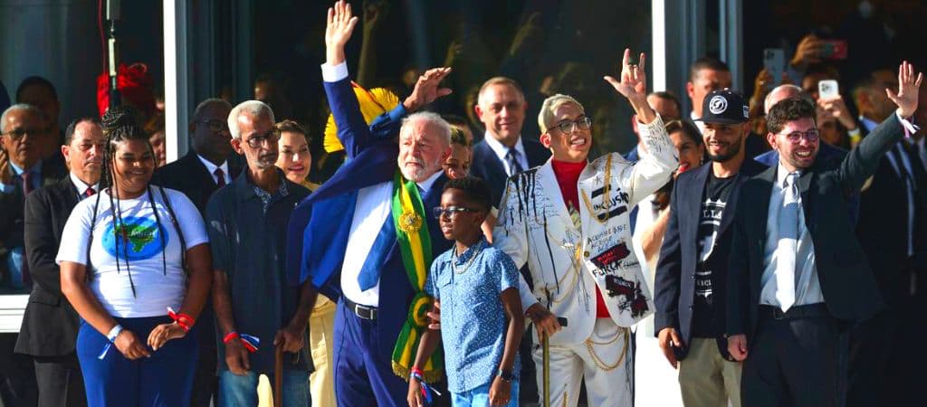 Representantes do povo entregam a faixa presidencial a Lula