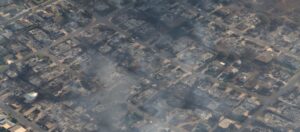 Incêndio florestal no Havaí invade a cidade