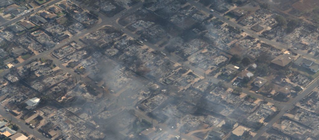 Incêndio florestal no Havaí invade a cidade