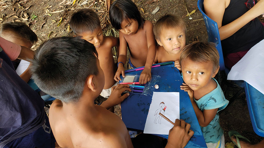 Criança Yanomami desenhando