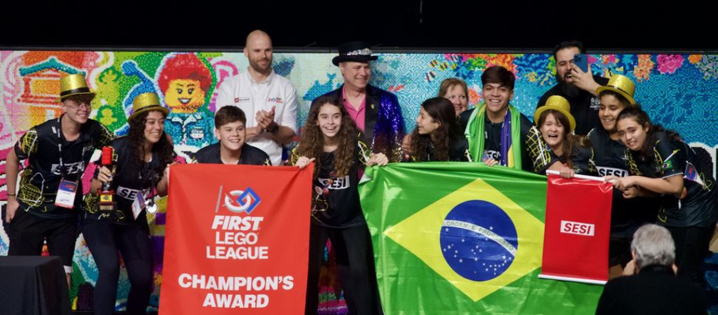 Grupo de alunos do SESI posa para foto depois de vencerem torneio mundial de robótica