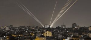 Irã ataca Israel