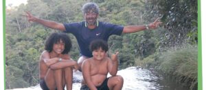 O biólogo Tarcísio, Marcelo e Kyan. Crédito da imagem Sandro Barata.