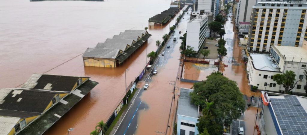 Lago Guaíba transborda depois das tempestades em Porto Alegre e inunda as ruas