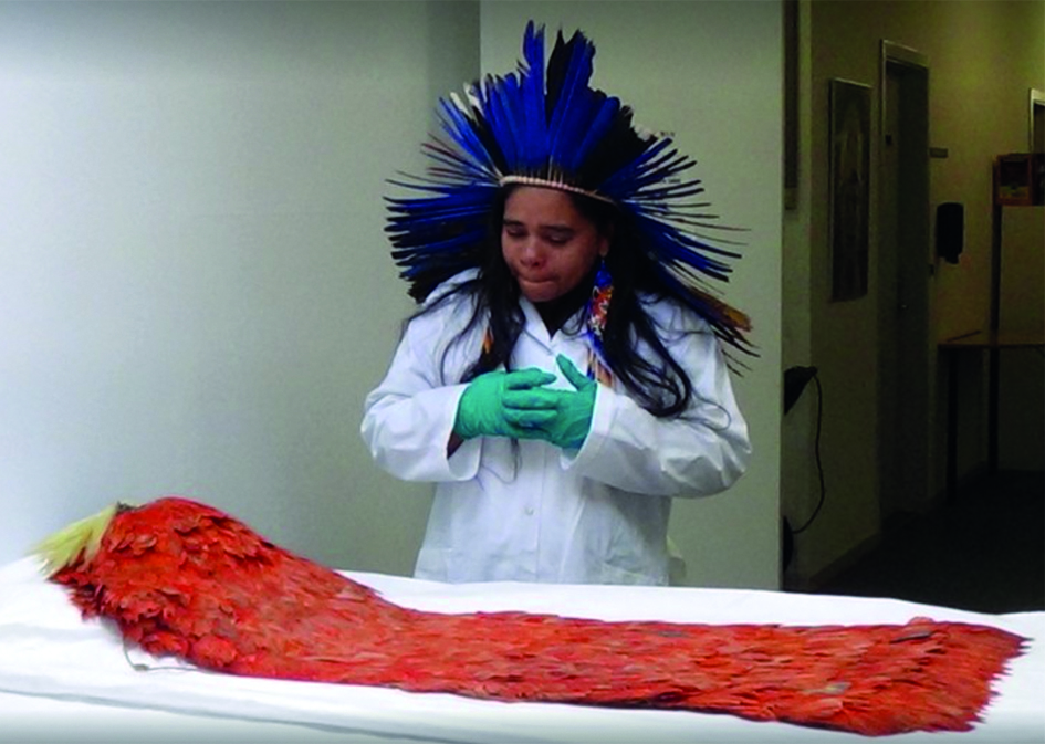 Gliceria Tupinambá em encontro com o manto de seus ancestrais no Museu Nacional da Dinamarca, em Copenhague, em 2022 — Foto: Renata Cursio Valente/Setor de Etnografia e Etnologia do Departamento de Antropologia do Museu Nacional (URFJ)