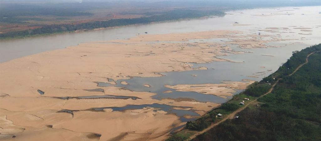 Afluente do Amazonas durante a seca