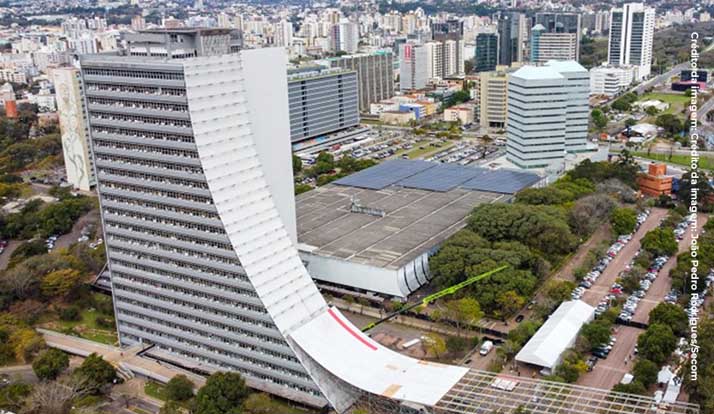 Skatista desce rampa de 85 m em prédio do governo do RS