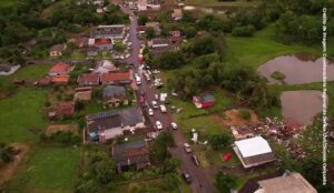 Tornado causa destruição em cidades do sul do Brasil
