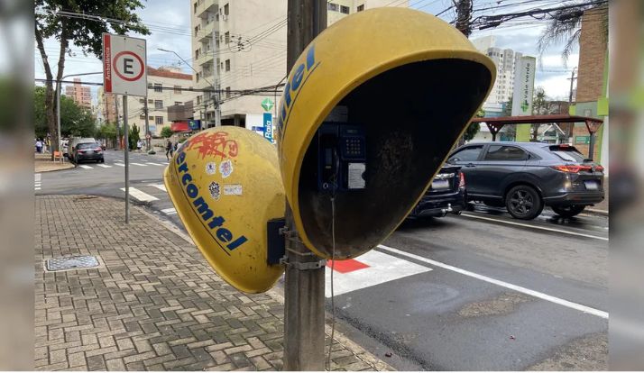 Orelhões vão sair de circulação no Brasil