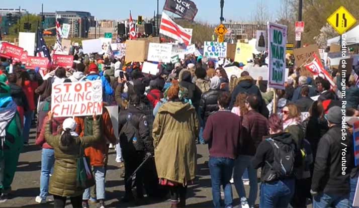 Milhares de pessoas protestam contra presidente Trump nos Estados Unidos
