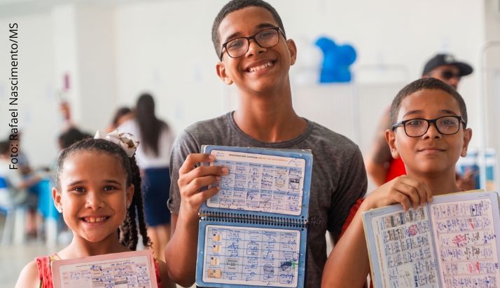 Vacinação nas escolas públicas começa em mais de 100 mil escolas