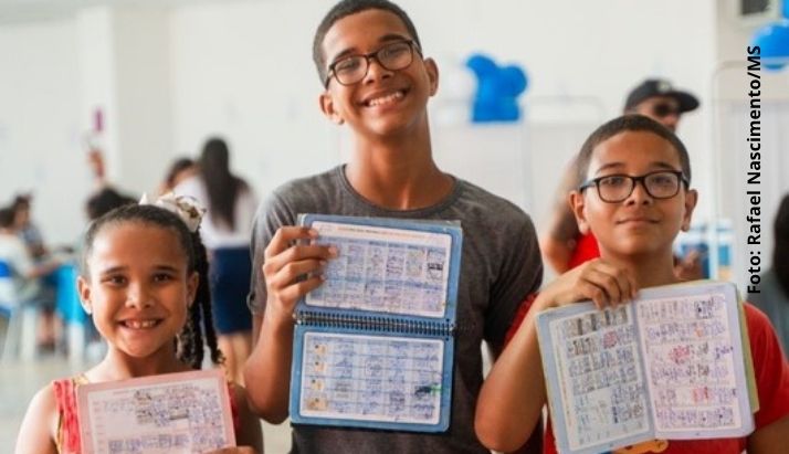 Vacinação nas escolas públicas começa em mais de 100 mil escolas